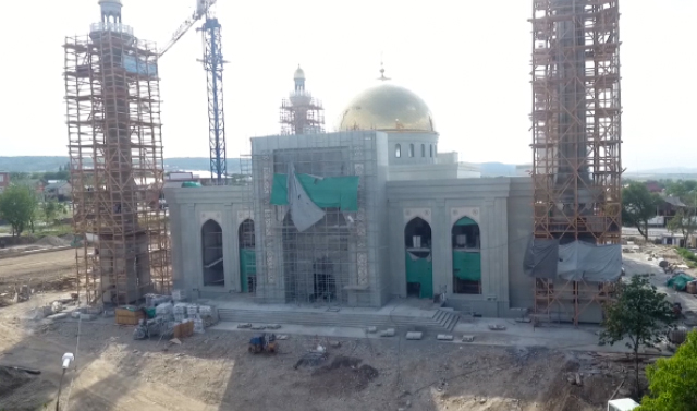 Рамзан Кадыров провел инспекцию строительства мечети в поселке Ойсхара