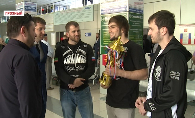 В аэропорту Грозного встретили бойца клуба кикбоксинга «Ахмат» Сайфуллаха Хамбахадова