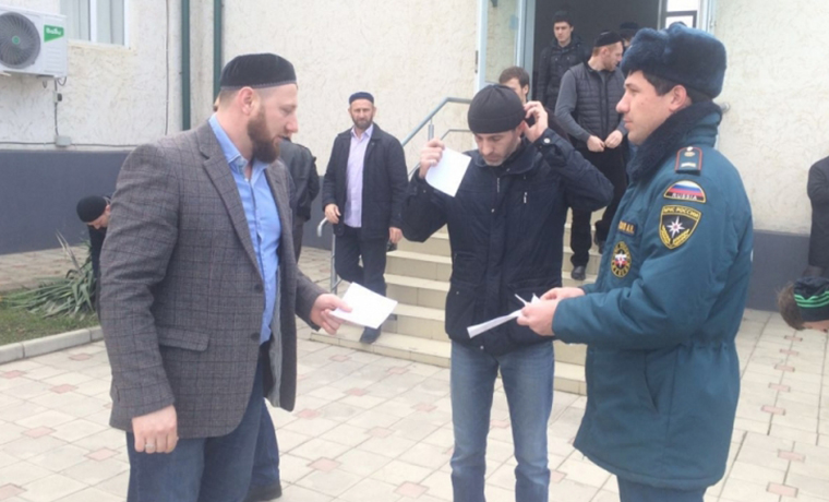 Чеченские пожарные провели профилактические беседы с прихожанами мечетей