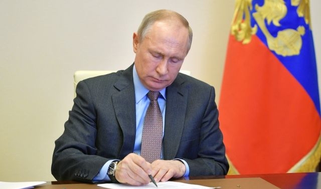 Владимир Путин одобрил идею расширить на волонтеров, борющихся с COVID-19, меры поддержки медиков