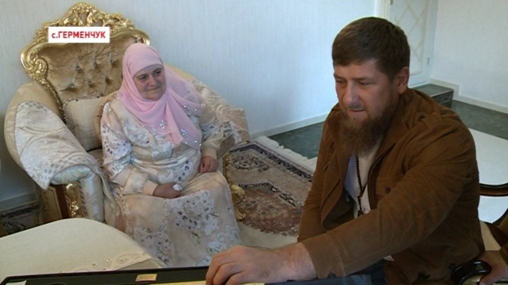 Рамзан Кадыров навестил свою тетю Умани Несиевну, чтобы поздравить с совершением хаджа