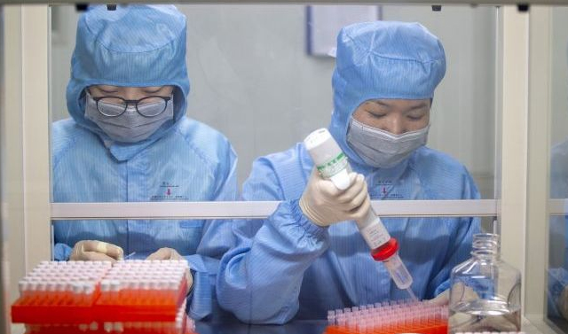 Ведущий эпидемиолог Китая высоко оценил российскую вакцину от COVID-19