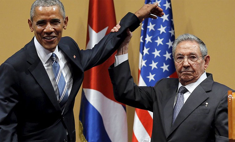 Кубинский лидер не дал американскому президенту  похлопать себя по плечу