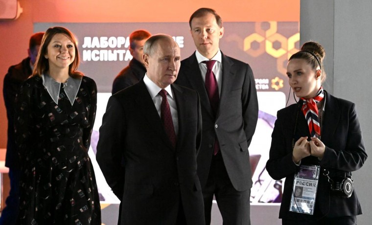 Владимир Путин посетил Международную выставку-форум «Россия» на ВДНХ