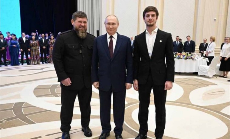 Рамзан Кадыров и Али Кадыров сделали памятное фото с Президентом России Владимиром Путиным