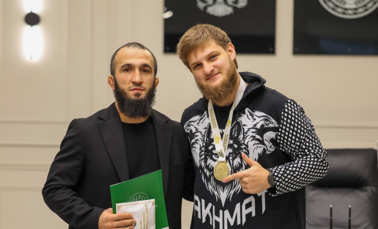 Ахмат Кадыров передал Ш.-М. Хабибулаеву ключи от квартиры и 1 млн рублей от РОФ им. А.-Х. Кадырова