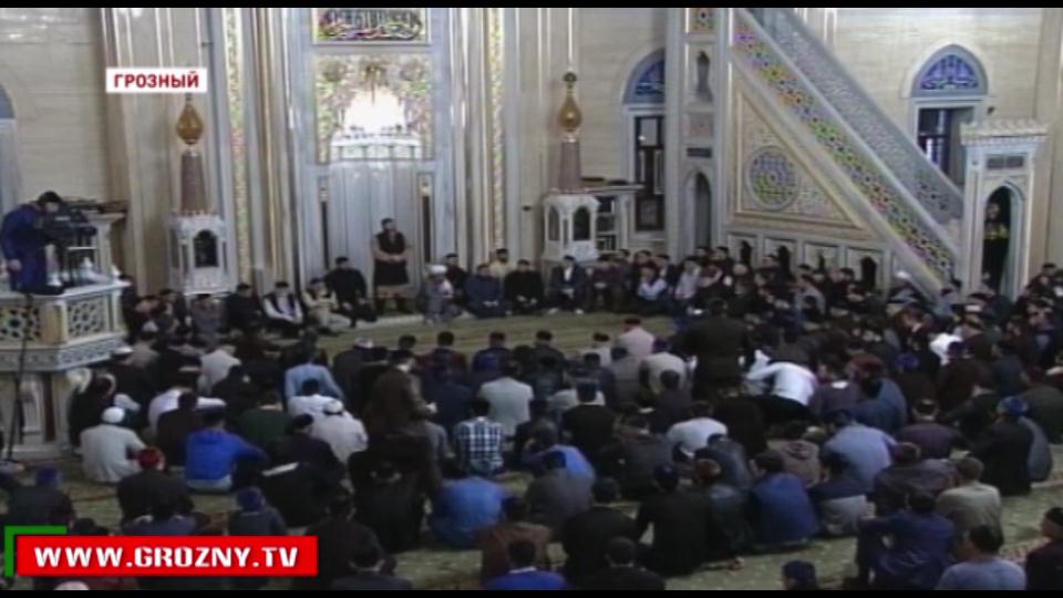 В Священную ночь вознесения пророка в небо жители Грозного собрались в «Сердце Чечни» на ночную молитву