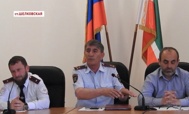 Инспекторы ГИББД и представители Совбеза проводят разъяснительные беседы с нарушителями ПДД