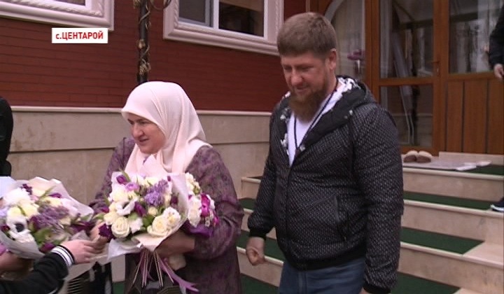 Президента РОФ Аймани Кадырову с 8 марта  поздравили глава Чечни и его  соратники   