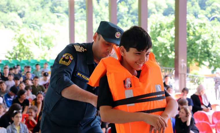 Сотрудники МЧС провели в детских лагерях уроки безопасности на водоемах