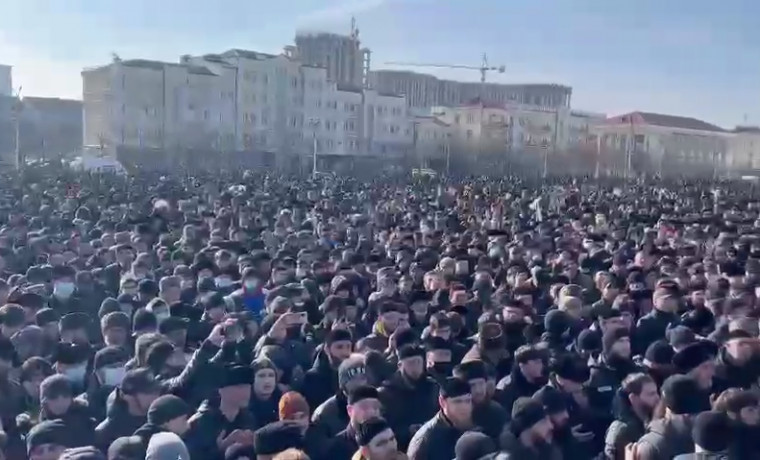 Более 400 тысяч человек собралось на митинге в центре Грозного