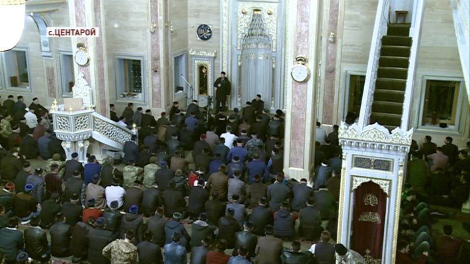 Глава Чечни совершил ночную молитву вместе  с соратниками в мечети имени Абдулхамида Кадырова