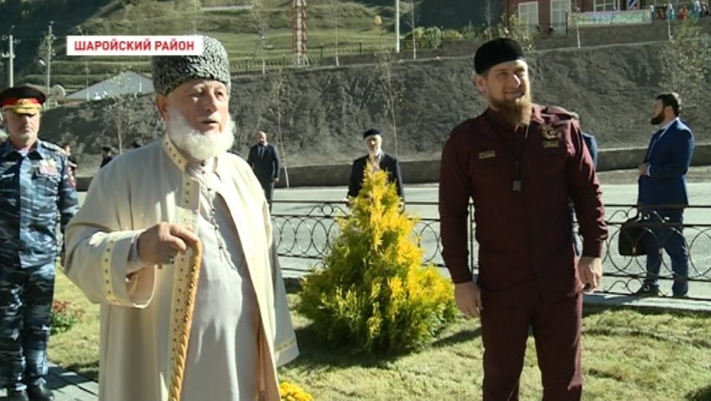 Рамзан Кадыров посетил открытие реконструированных объектов в Шаройском районе