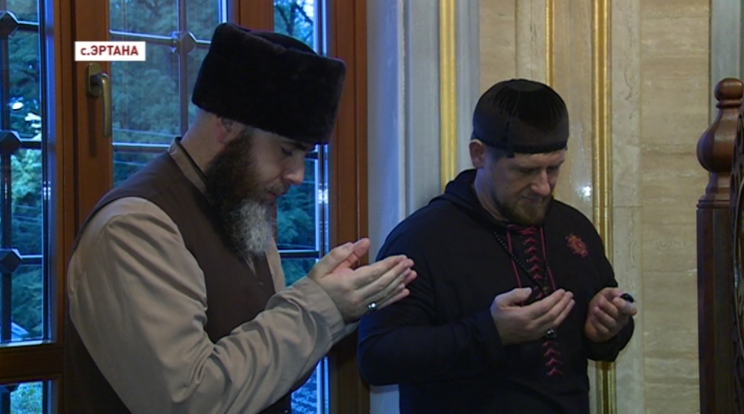 Рамзан Кадыров посетил зиярат матери устаза Кунта-Хаджи Кишиева 