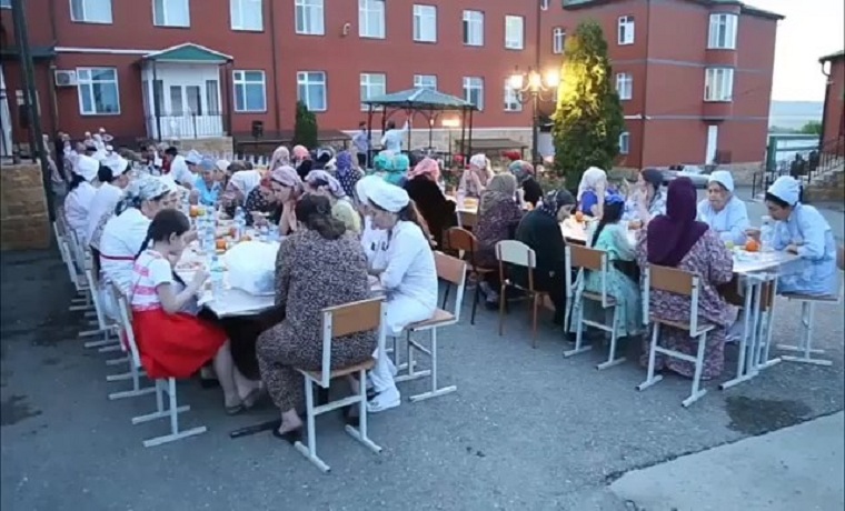 Фонд Кадырова организовал ифтар для медперсонала и пациентов городской больницы № 6 Грозного