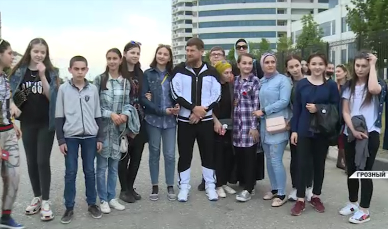 Рамзан Кадыров пообщался в Грозном со школьниками из Махачкалы