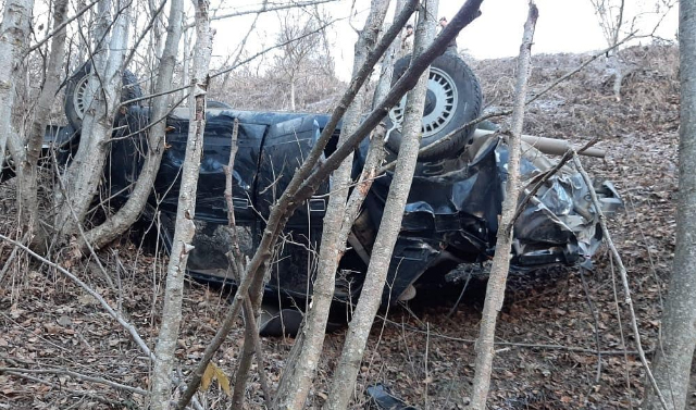  Два человека пострадали в результате срыва автомобиля в 250-метровый обрыв в горах республики