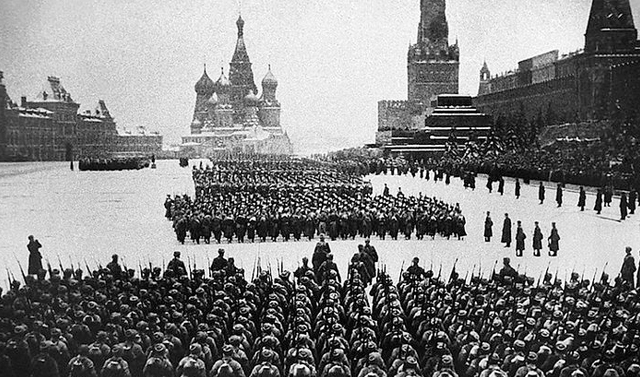 7 ноября - День проведения военного парада на Красной площади в 1941 году