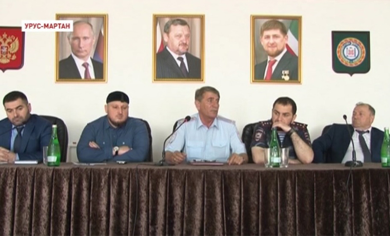 Автоинспекторы и богословы против лихачей: ГИБДД продолжает усиленную службу на дорогах Чечни