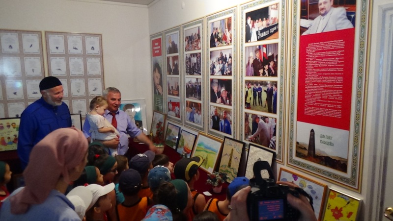 В Гудермесе открылась детская выставка изобразительного искусства &quot;Мир ценою жизни&quot;