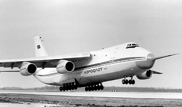 24 декабря 1982 года самолет Ан-124 «Руслан» совершил первый полет