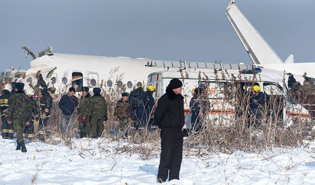 В МВД Казахстана назвали версии крушения самолета в Алма-Ате