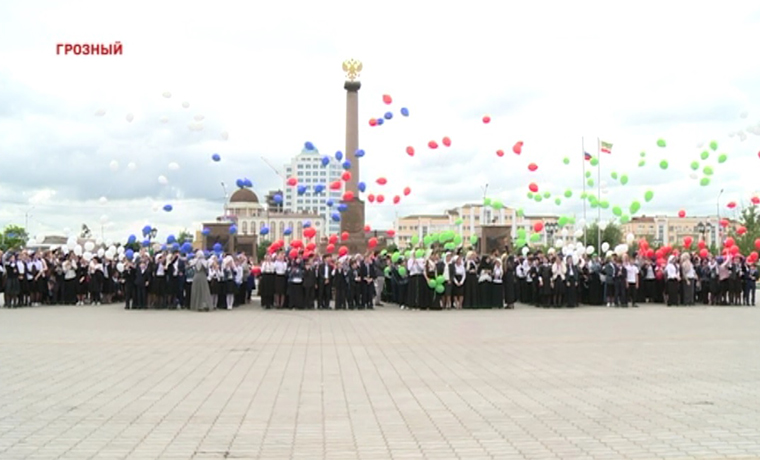Столичная мэрия устроила флешмоб ко Дню России 