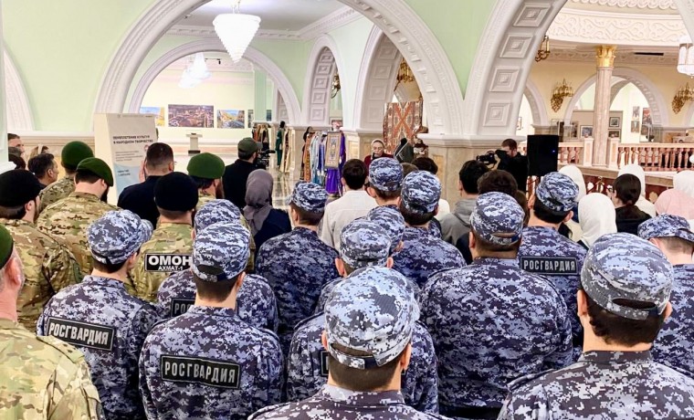 Росгвардейцы приняли участие в открытии выставки «Переплетение культур в народном костюме» в Грозном