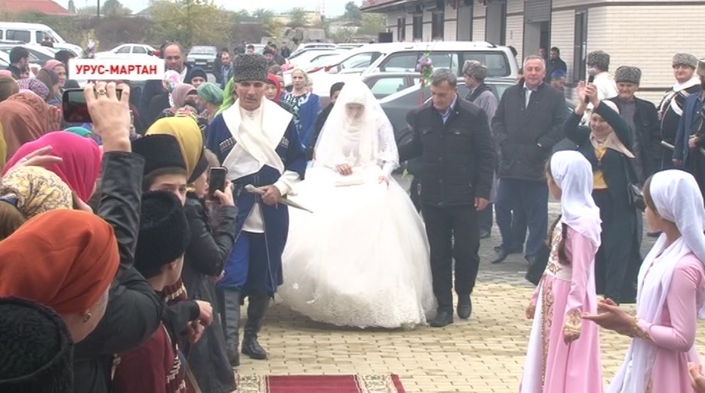 Благодаря помощи фонда Кадырова 12 молодых пар из малообеспеченных семей связали себя узами брака 