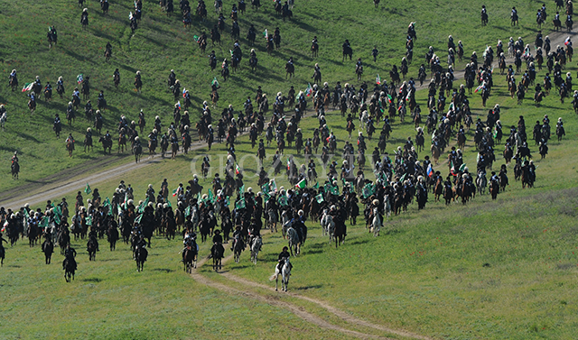 В Чечне прошёл самый массовый в мире строевой конный поход в национальной одежде