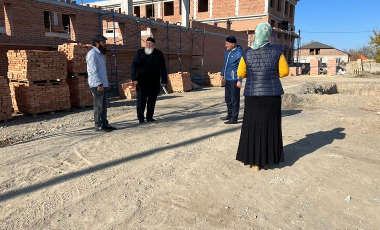 Активисты «Партийного десанта» оценили темпы строительства новой школы в Наурском районе