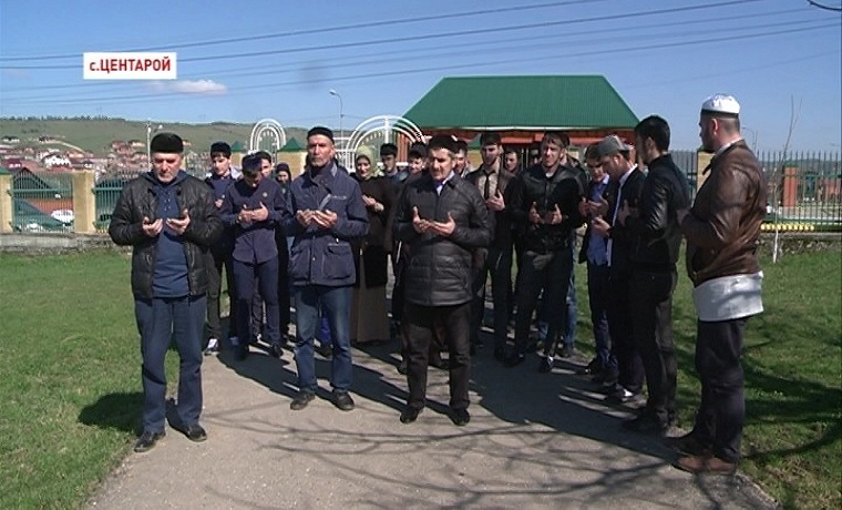 Студенты Чеченского медицинского колледжа совершили Зиярт на могилу Эскер-Хаджи в  Центарое