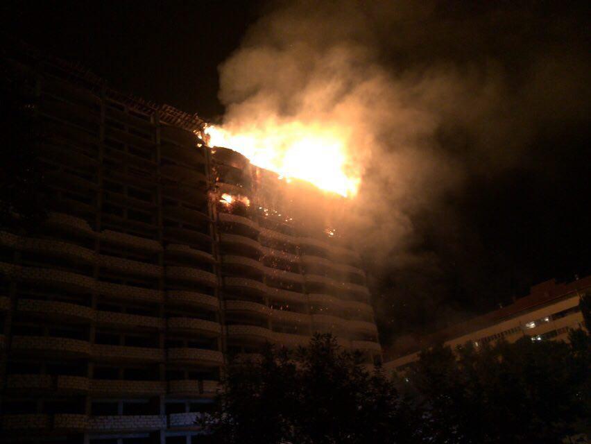 В Грозном идет тушение пожара в строящемся доме по улице Интернациональной