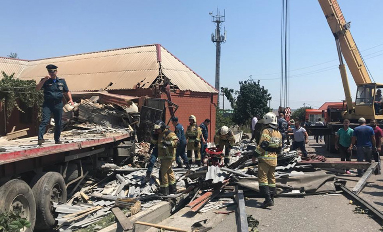 В Чеченской Республике грузовой автомобиль врезался в жилой дом после ДТП