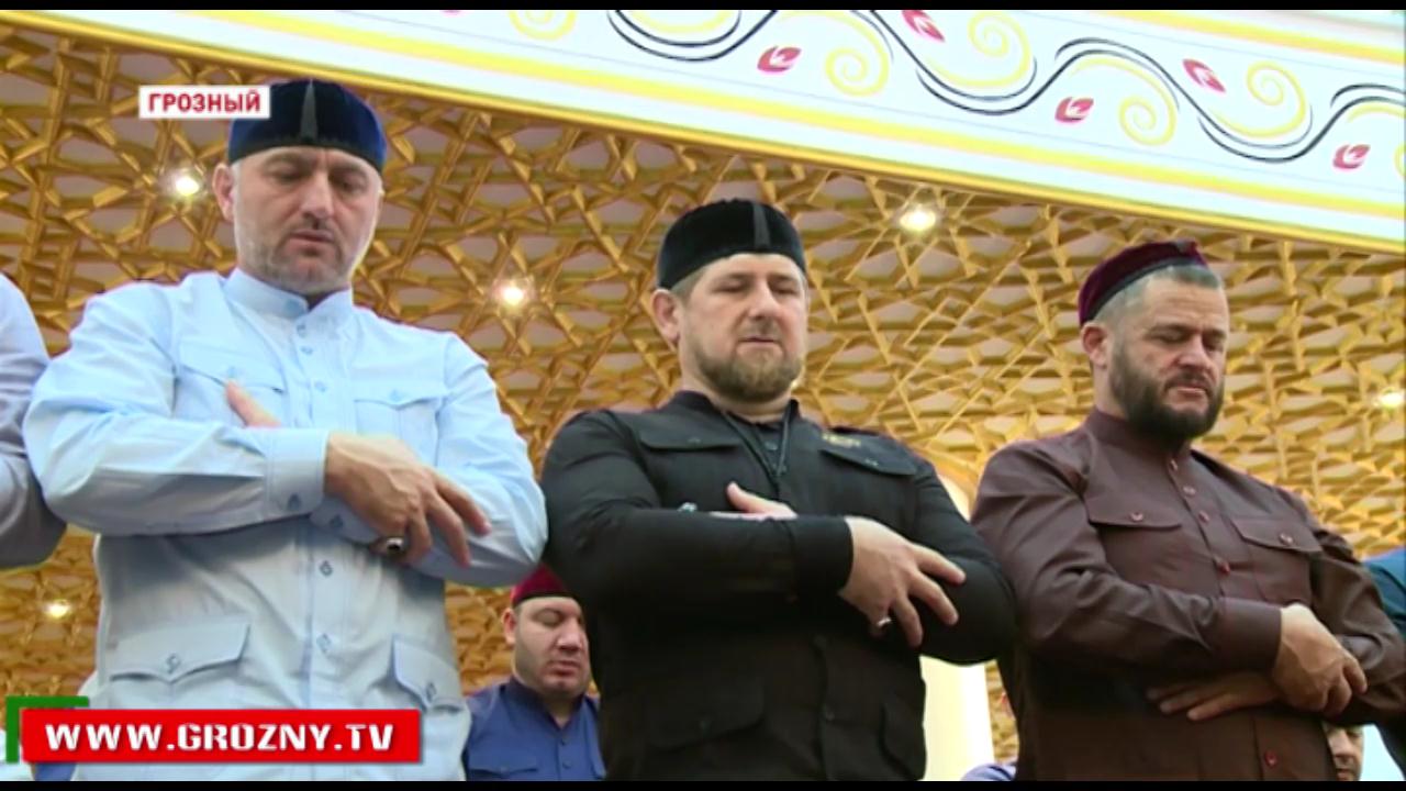 Рамзан Кадыров совершил рузба-намаз с богословами и близкими соратниками