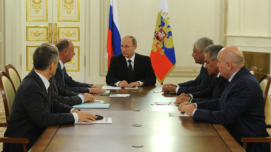 Путин обсудил с членами Совбеза РФ гуманитарную ситуацию в Сирии