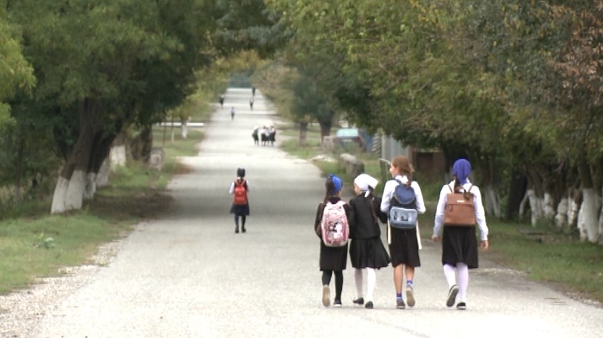 Мэрия Грозного решит проблему безопасности учащихся на проезжей части перед школой №6 поселка Кирова