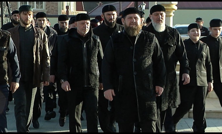 Рамзан Кадыров вместе с соратниками совершил утренний намаз в Ахмат-Юрте