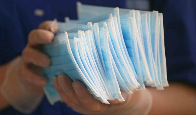 Две запущенные в ЧР фабрики выпускают 4 тысячи медицинских масок в сутки 