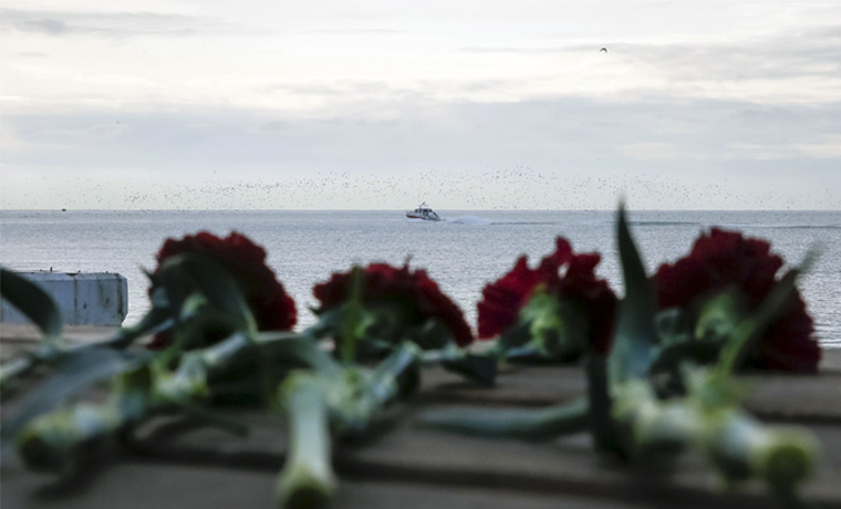 ФСБ назвала основные версии крушения самолета Минобороны в Черном море