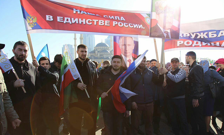В Грозном проходит многочисленный митинг в честь Дня единства