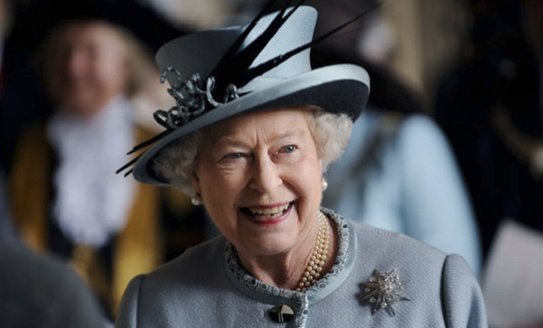 СМИ: Королеву Елизавету II чуть не застрелил охранник Букингемского дворца