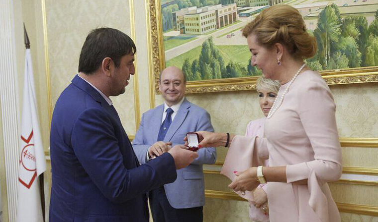 Директор ТФОМС Чечни получил памятный знак «25 лет обязательному медицинскому страхованию в РФ»