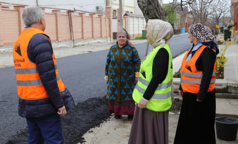 Общественники в Грозном проверили ход дорожных работ на 2-м переулке Джамбула