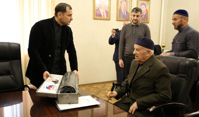 Андрей Турчак поздравил старейшего члена «Единой России» в Чечне