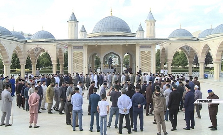 Тысячи мюридов шейха Кунта-Хаджи Кишиева приняли участие в религиозных мероприятиях по всей республике