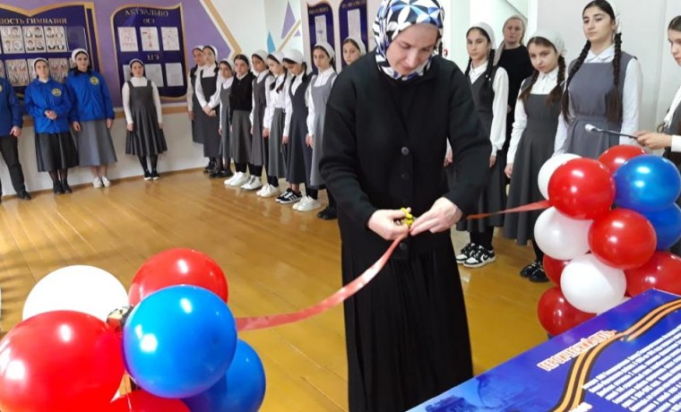 При содействии «Единой России» в чеченских школах открыли новые «Парты Героя»