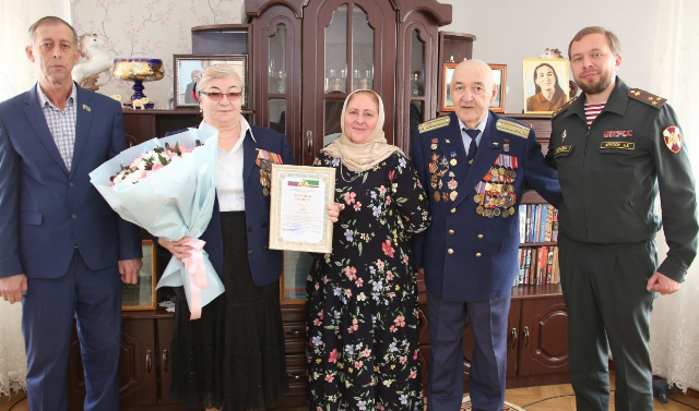 Росгвардейцы ЧР поздравили с 8 марта женщину-ветерана Афганистана