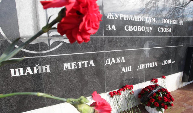 В Грозном возложили цветы к обелиску погибшим журналистам