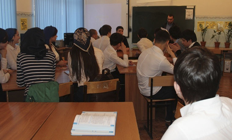 Сотрудники Национального музея Чечни провели беседу по профилактике наркомании со школьниками
